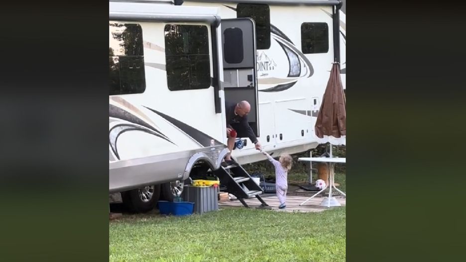 Znalazła sposób, by się wyspać. Wysłała dziecko do dziadków w liścikiem