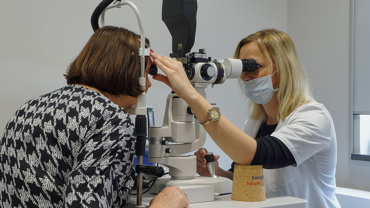 Leczenie jaskry ma na celu wyrównanie ciśnienia wewnątrz gałki ocznej i utrzymanie zdolności widzenia.