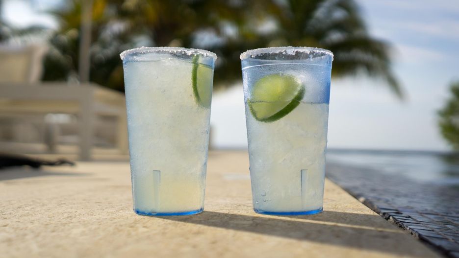 Domowy izotonik doskonale nawadnia. Wystarczy dodać szczyptę soli do wody