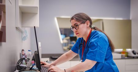 Myli się w aż 70 proc. przypadków. AI w medycynie może powodować błędy i zagrażać życiu