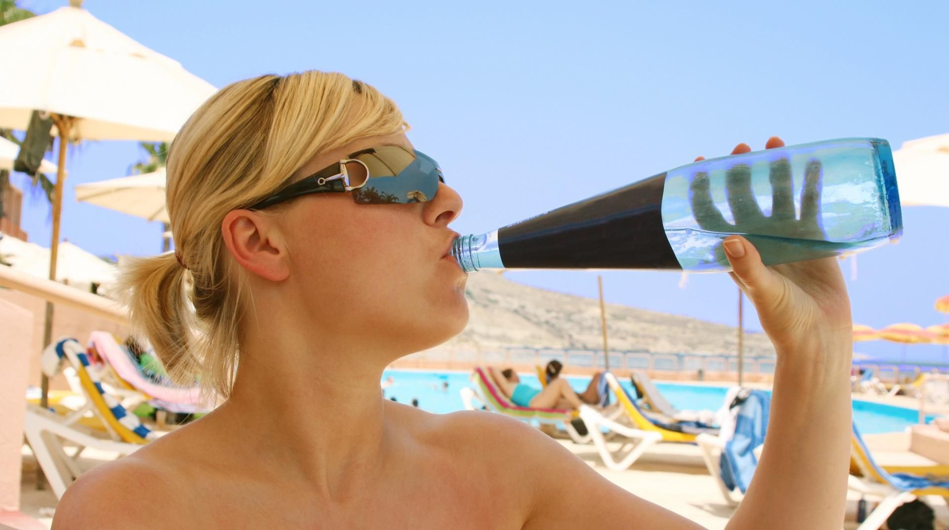 Podczas upałów powinniśmy zrezygnować z alkoholu, energetyków i napojów gazowanych. Pogłębiają odwodnienie