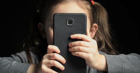 Rodzice myślą, że kontrolują dziecko w sieci. Eksperci: "Statystyczna przepaść"