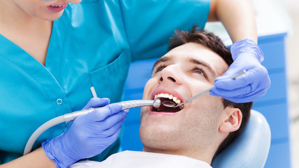 Ból zębów. Co może oznaczać? Domowe sposoby na ból zęba