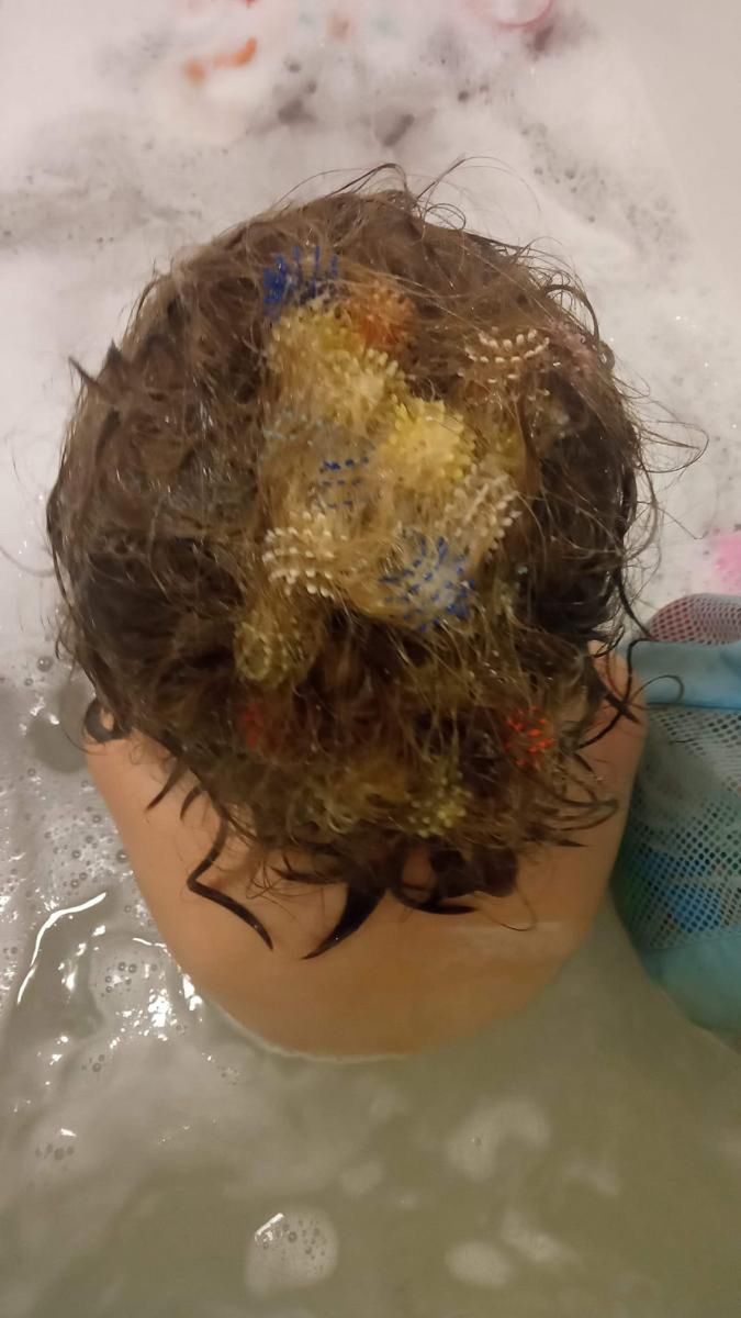 Metody na wyczesanie rzepów nie pomogły. Elisha musiała wyciąć zabawkę z włosów córki