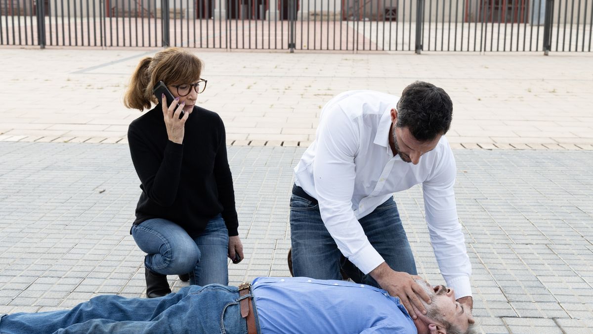 Utratę przytomności różnicuje się z omdleniami, które trwają krótko, do 5 minut, a utrata zaś dłużej niż 5 minut.