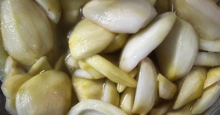 Najgorsze produkty dla żołądka i jelit. Powodują wrzody, są pożywką dla raka