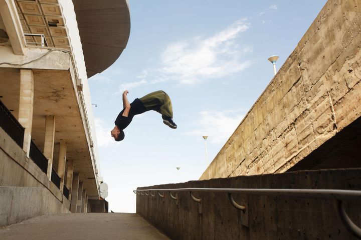 Parkour jest sportem ekstremalnym i szalenie widowiskową formą aktywności fizycznej