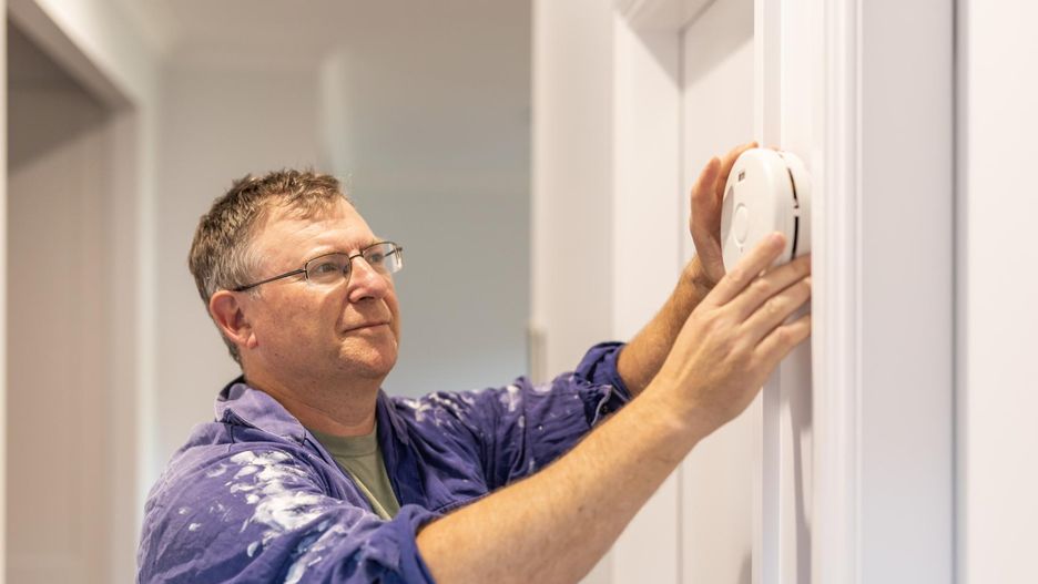 Nowe przepisy, które wchodzą w życie 23 grudnia 2024 r., nakładają na właścicieli domów obowiązek instalacji czujników dymu i czadu