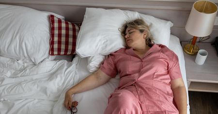 Śpisz w takiej pozycji? Dlatego rano możesz się źle czuć
