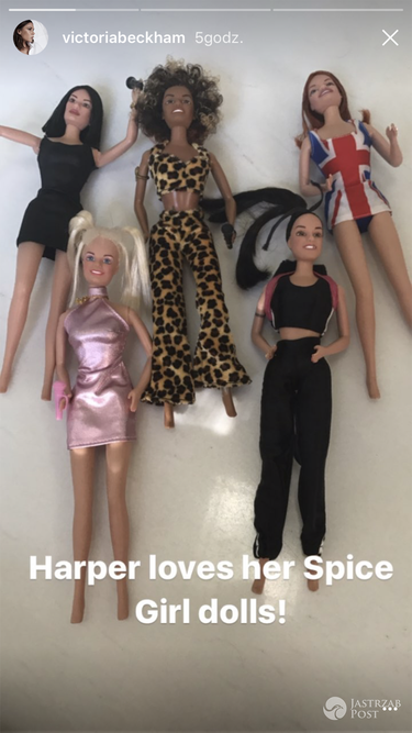 Harper ?Beckham bawi się lalkami Barbie Spice Girls