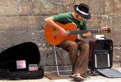 Uliczny grajek wystawia paragony za datki