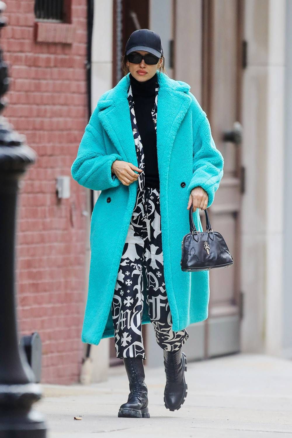 Irina Shayk w pluszowym płaszczu w NYC