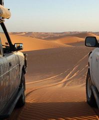 Tajniacy, pustynia, zabytki i paliwo za grosze