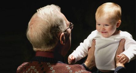 Dzieci są bezpieczniejsze, gdy prowadzi dziadek