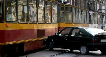 Zmarł policjant ranny w zderzeniu radiowozu z tramwajem