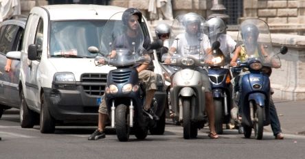 Motocyklem na czerwonym