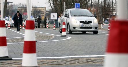 Wybór szkoły jazdy: Gdzie nauczyć się jeździć?