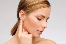 Guzek za uchem -  przyczyny, objawy i leczenie
