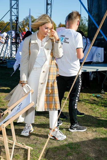 Małgorzata Rozenek w krótkich włosach i butach Balenciaga – Bieg Czas na wzrok 2019