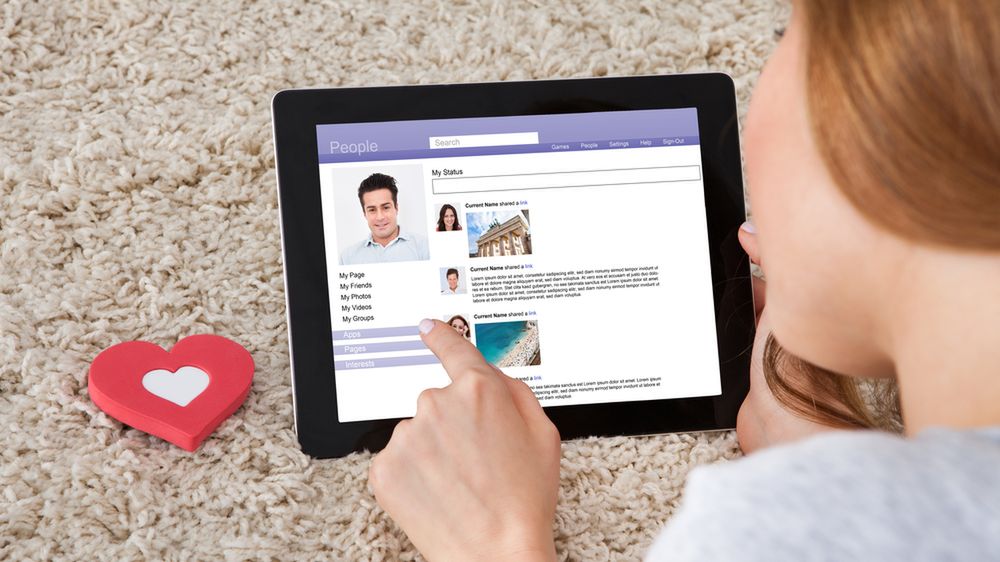 Jak bezpiecznie randkować online?