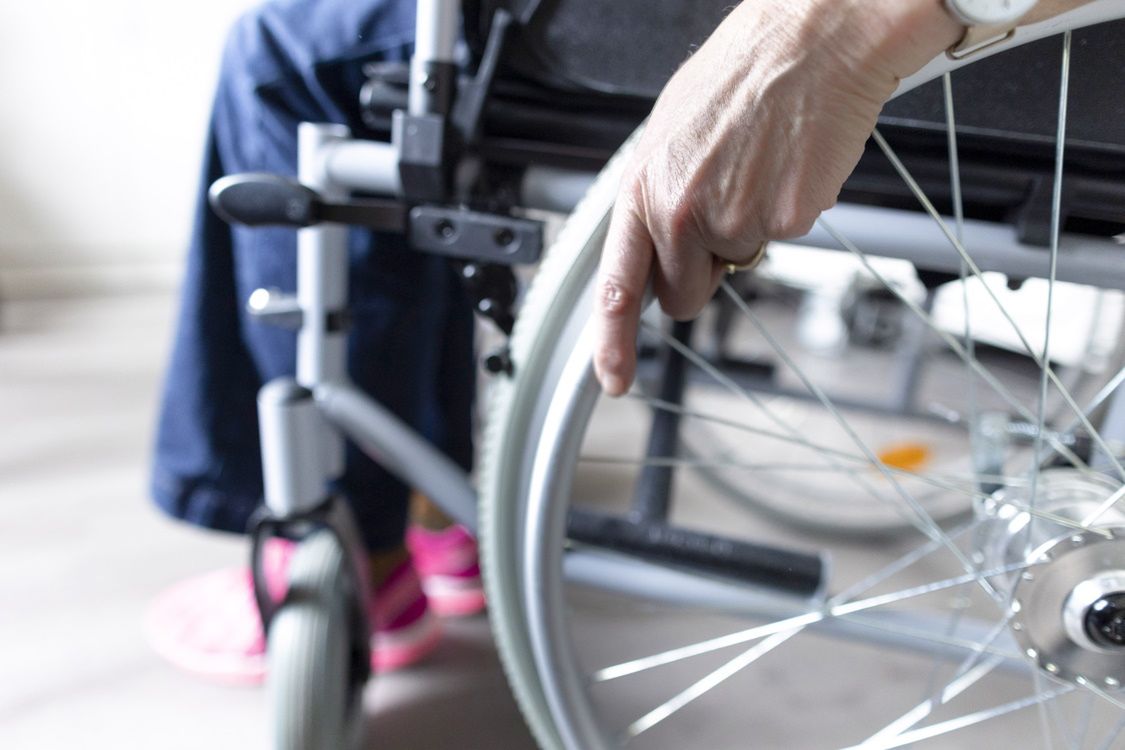 Stwardnienie rozsiane niszczy nerwy, przez co chorzy mają problem np. z chodzeniem