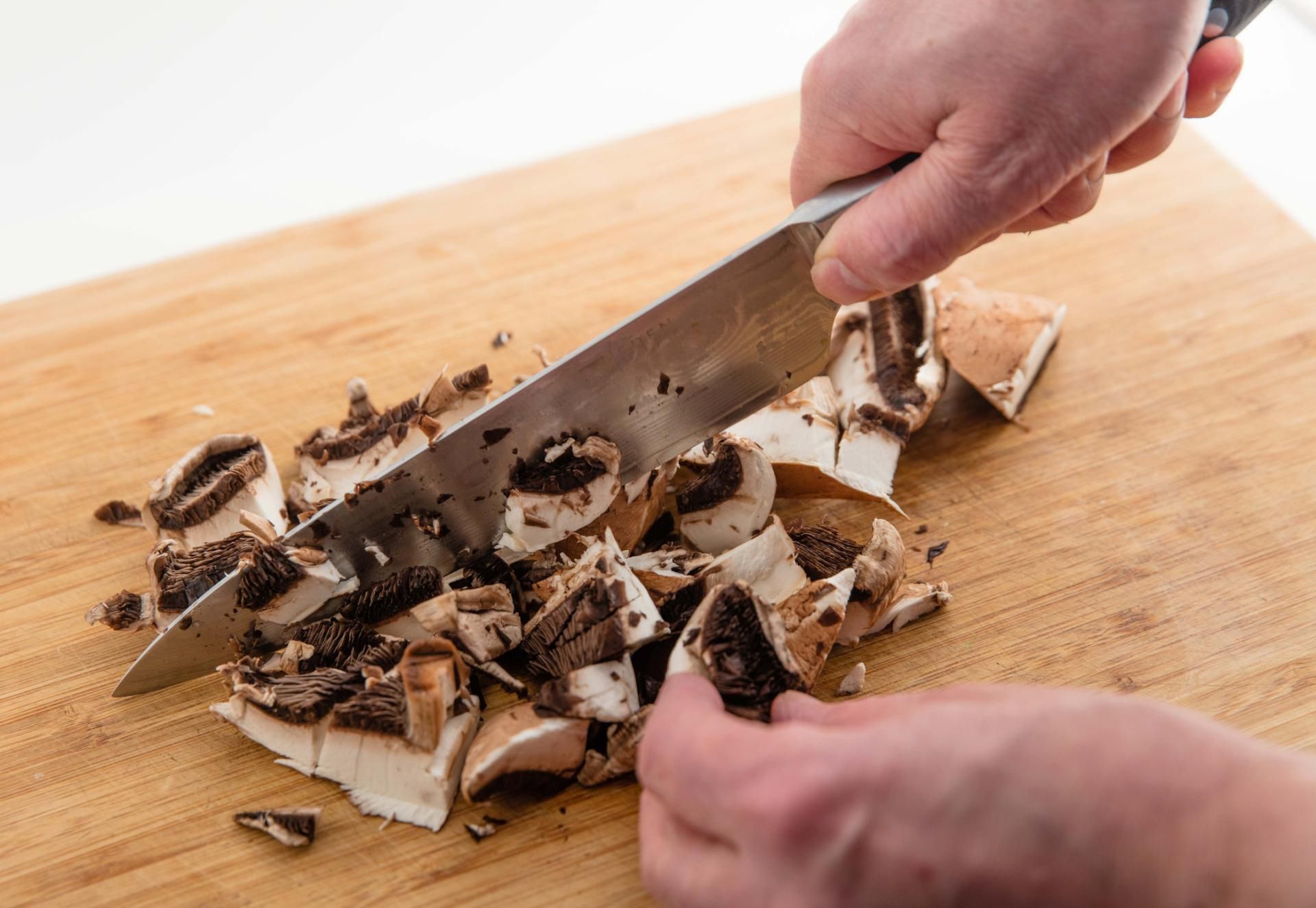 Pieczarki nie wymagją obierania przed gotowaniem czy smażeniem