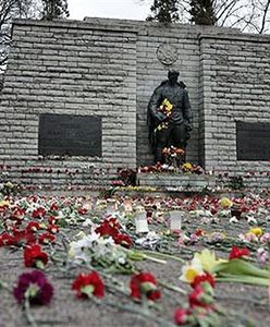 Rozpoczęto przenoszenie pomnika na cmentarz wojskowy