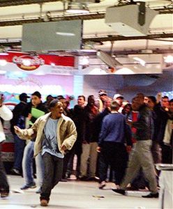 Setka ludzi biła się z policją na stacji metra