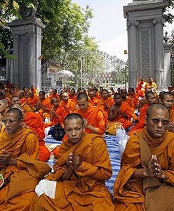 Mnisi blokują ulice, by wpisano buddyzm do konstytucji
