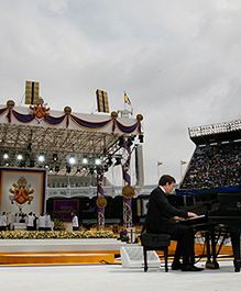 Papież odprawia mszę na nowojorskim stadionie Yankees