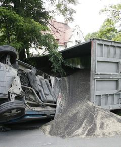 TiR wpadł na teren przedszkola, dwoje rannych