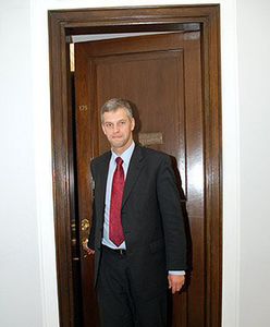 Nielegalnie wiszą na latarniach i słupach