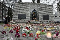 Rozpoczęto przenoszenie pomnika na cmentarz wojskowy
