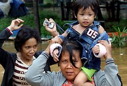 20 ofiar powodzi w Indonezji, 340 tys. osób bez dachu nad głową