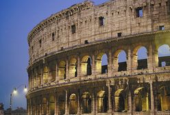 Światła w Koloseum ku czci ofiar hitlerowskiej masakry w Rzymie