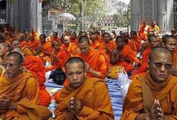 Mnisi blokują ulice, by wpisano buddyzm do konstytucji