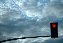 Kto przekroczy prędkość, ten trafi na czerwone światło