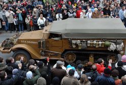 Tłumy warszawiaków na defiladzie historycznej