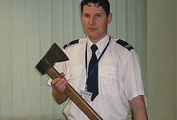 Napadł z siekierą na policjantów, bo chcieli go spisać