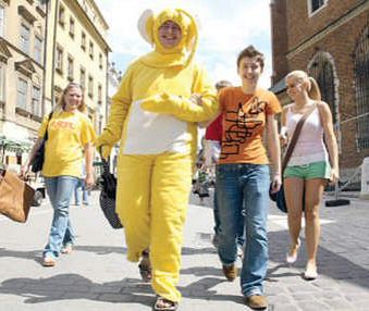 Tinky Winky ukrywa się, reprezentuje go Lala