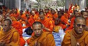 Mnisi blokują ulice, by wpisano buddyzm do konstytucji