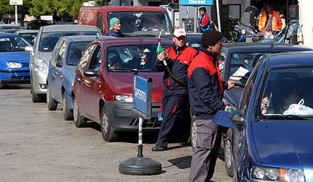 Kolejki przed stacjami benzynowymi w całych Włoszech