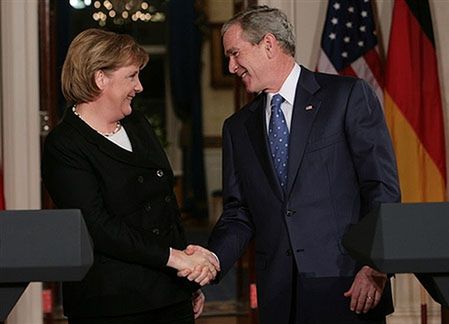 Spotkanie Merkel z Bushem potwierdza poprawę stosunków