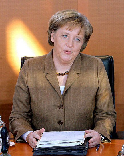 "Merkel uspokoiła Polskę przed wizytą w Rosji"