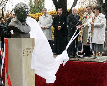 W Krakowie odsłonięto popiersie Zbigniewa Herberta