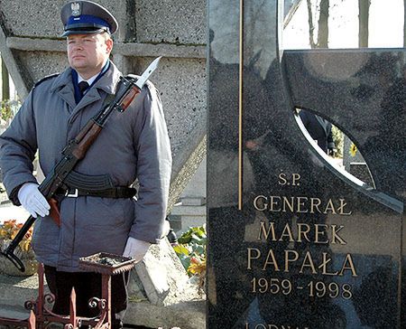 Kwiaty i znicze na grobie gen. Papały