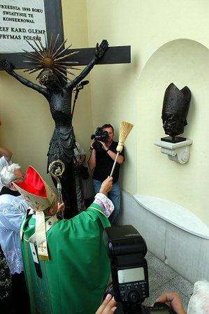 Prymas odprawił mszę św. i odsłonił tablicę w 105. rocznicę urodzin kard. Wyszyńskiego