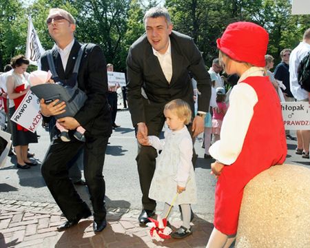 "Wstrętni pederaści" grożą Giertychowi sądem