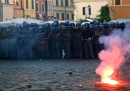 Trzech włoskich policjantów rannych w starciach z przeciwnikami Busha