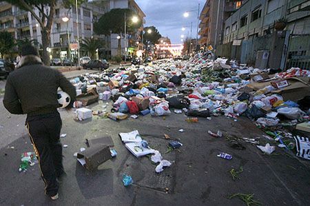 Żołnierze posprzątają śmieci w Neapolu